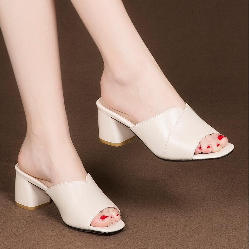 (plegado) tacones altos de cuero femenino