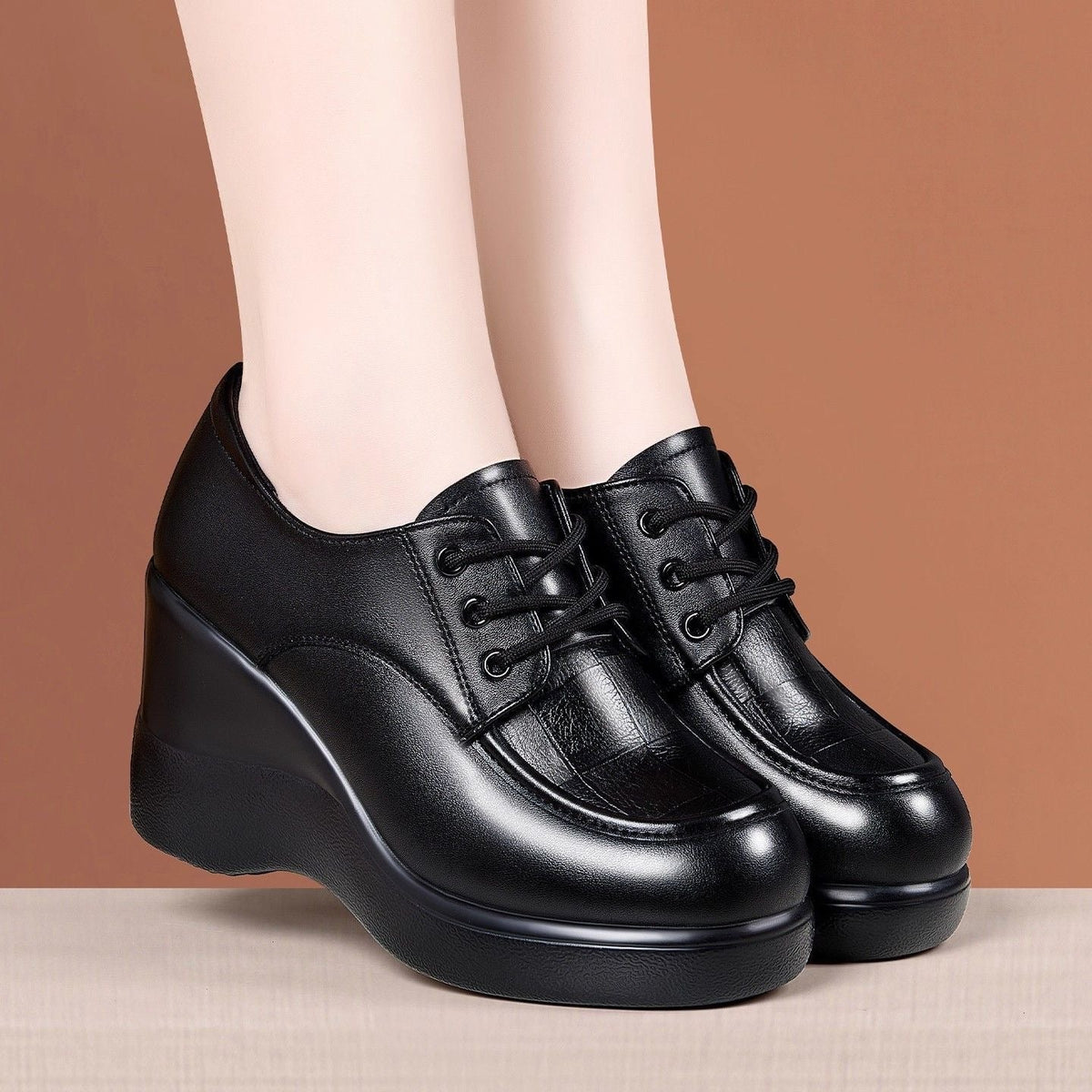 Zapatos de piel negros con tacón de cuña