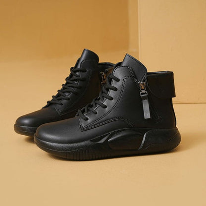 Botas de piel femenina (sobresalen las suelas)