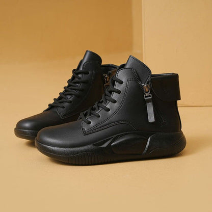 Botas de piel femenina (sobresalen las suelas)