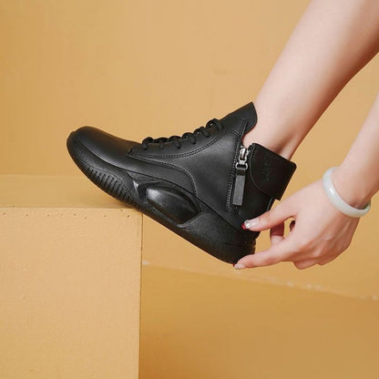 Botas de piel femenina (sobresalen las suelas)