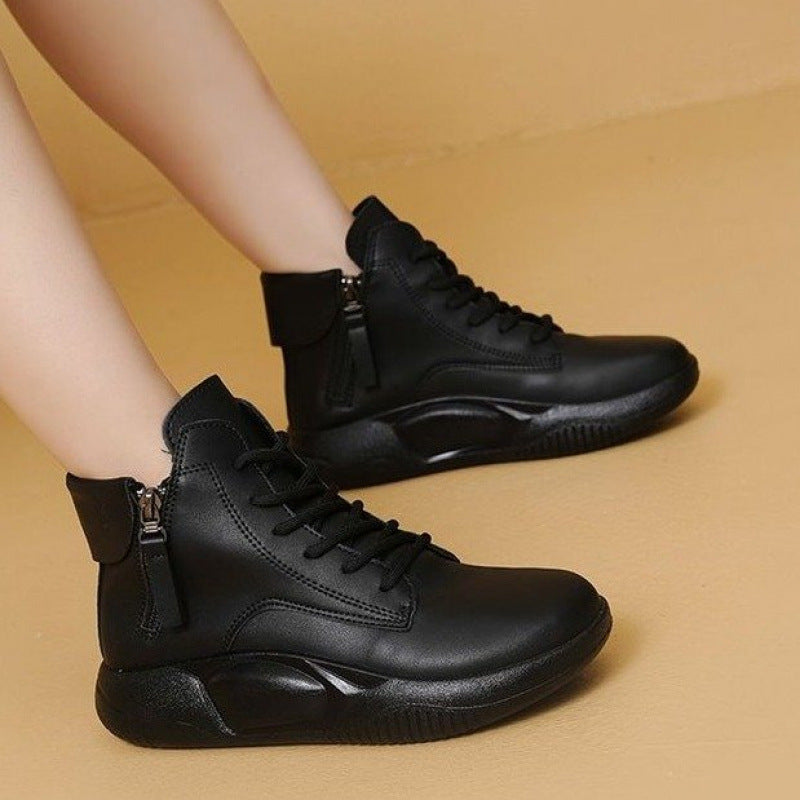 Botas de piel femenina (sobresalen las suelas)
