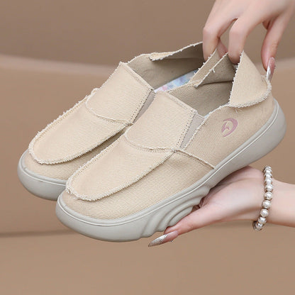 Nuevos zapatos de tela con suela blanda