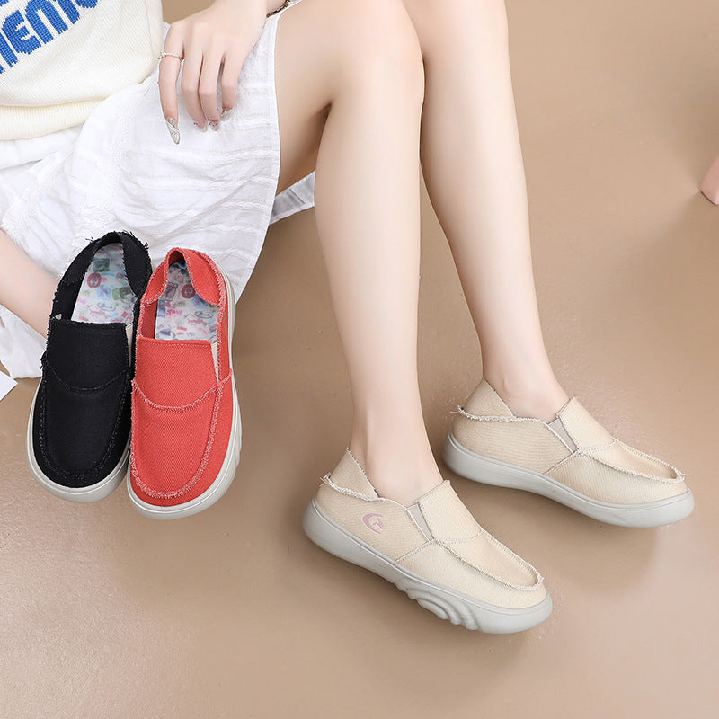 Nuevos zapatos de tela con suela blanda