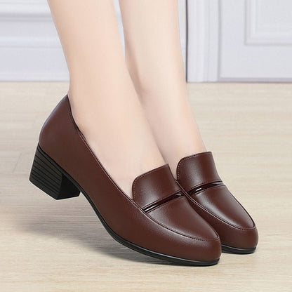 Zapatos de tacón medio en piel auténtica.