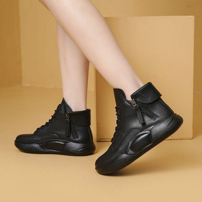 Botas de piel femenina (sobresalen las suelas)