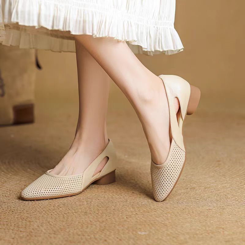 Zapatos de cuero huecos con suela blanda y punta puntiaguda