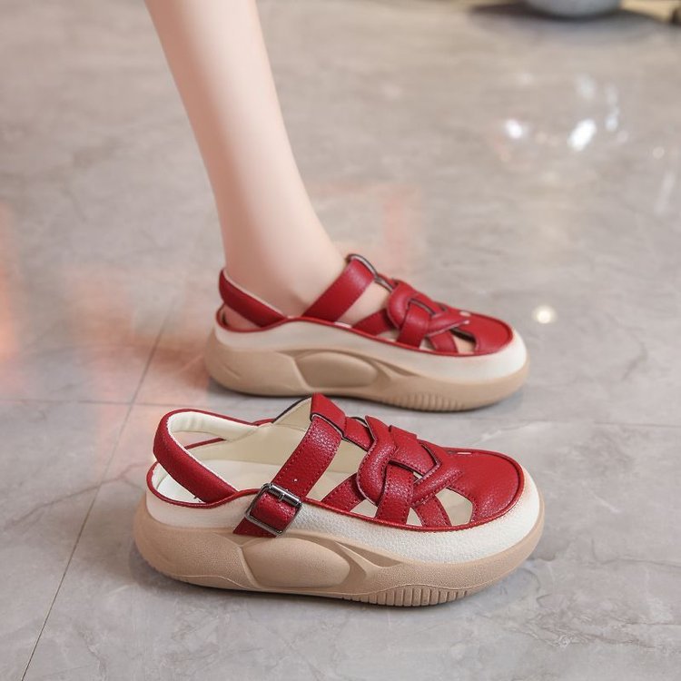 Sandalias con forma de corazón hueco
