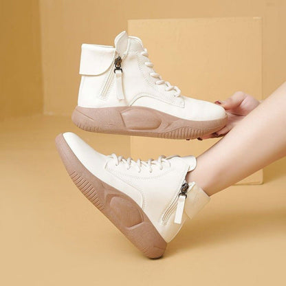 Botas de piel femenina (sobresalen las suelas)