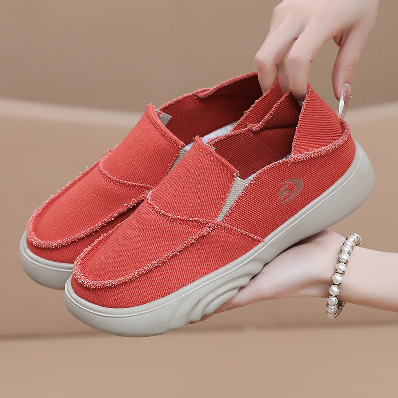 Nuevos zapatos de tela con suela blanda
