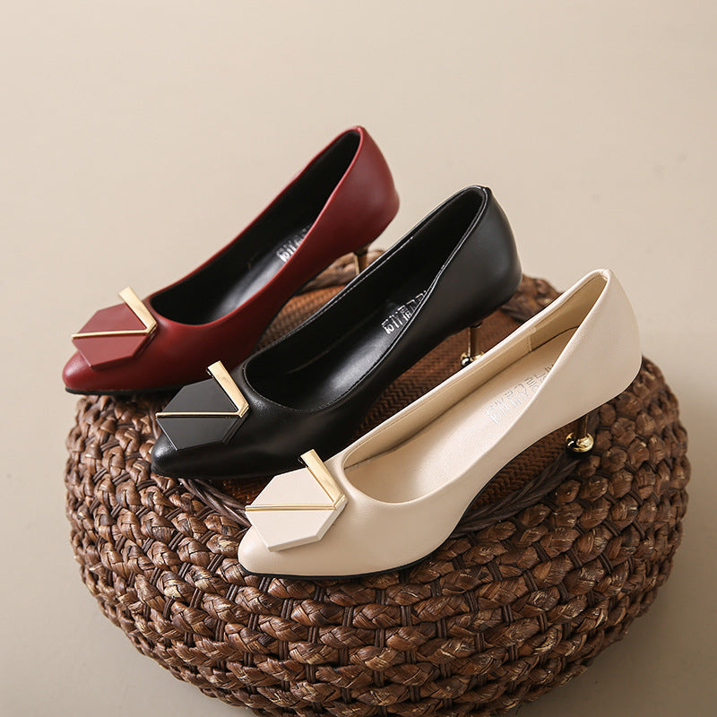 Tacones altos poco profundos de moda