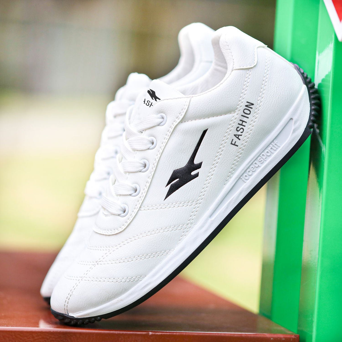 Zapatillas deportivas de punta redonda y suela blanda